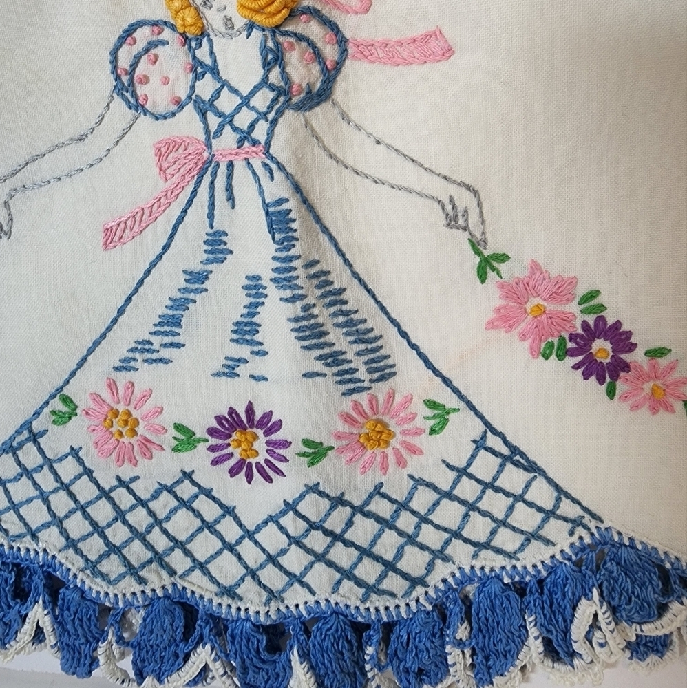 Handmade Hand Embroidered maidens with flowers Queen pillowcases 21 x 31 inches - Picture 5 of 7